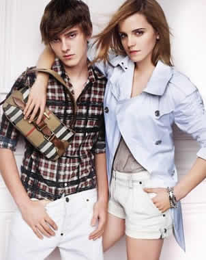 Emma Watson posa con su hermano 